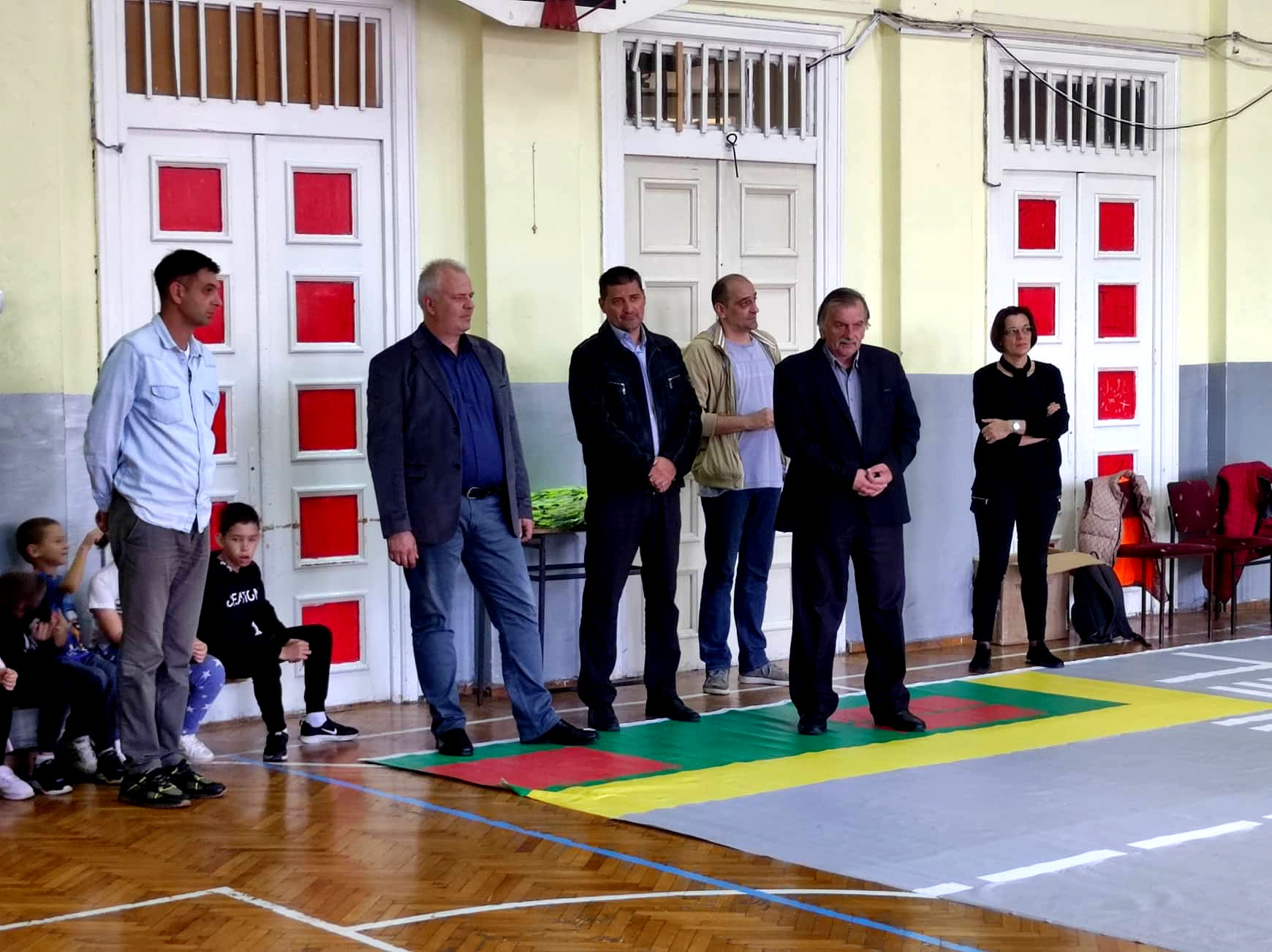 Председник општине поклонио прслуке ђацима првацима