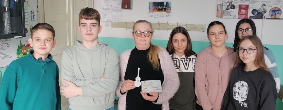 Mодел гитаре и грамофона
