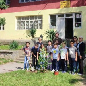 Школско двориште добило нове саднице