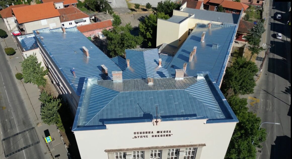Замењен кров на старом делу школе