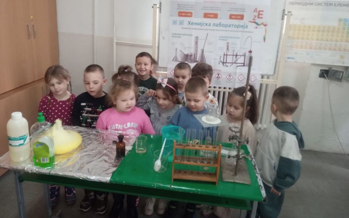 Heading hemija predskolci Предшколци на часу хемије