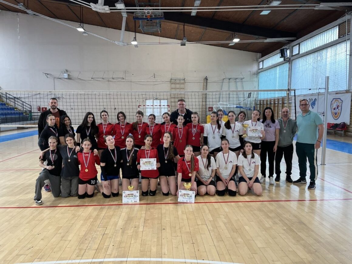 Злато у одбојци у обе категорије